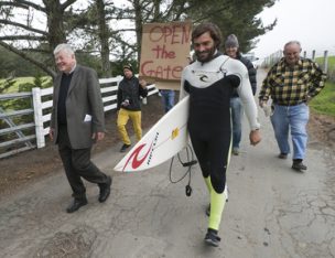 California Senator Seeks to Reopen a Beach Blocked by a Billionaire